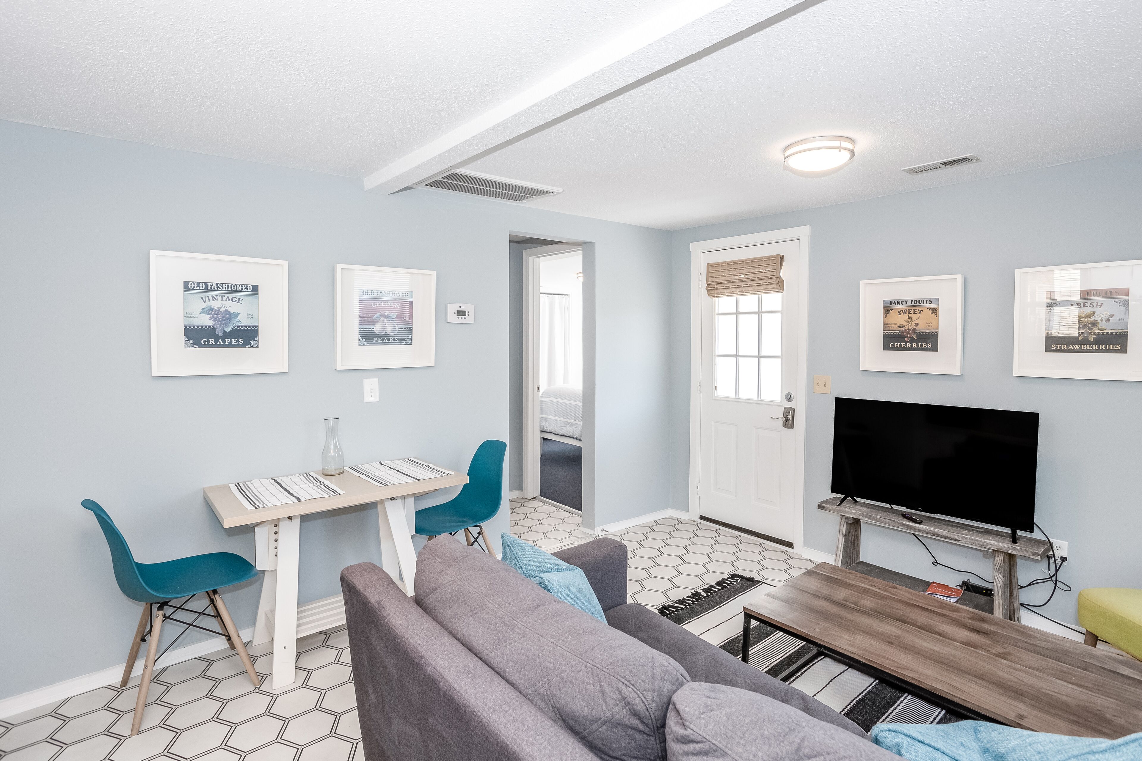 Dog-friendly duplex - 240' to beach - central AC, & WiFi