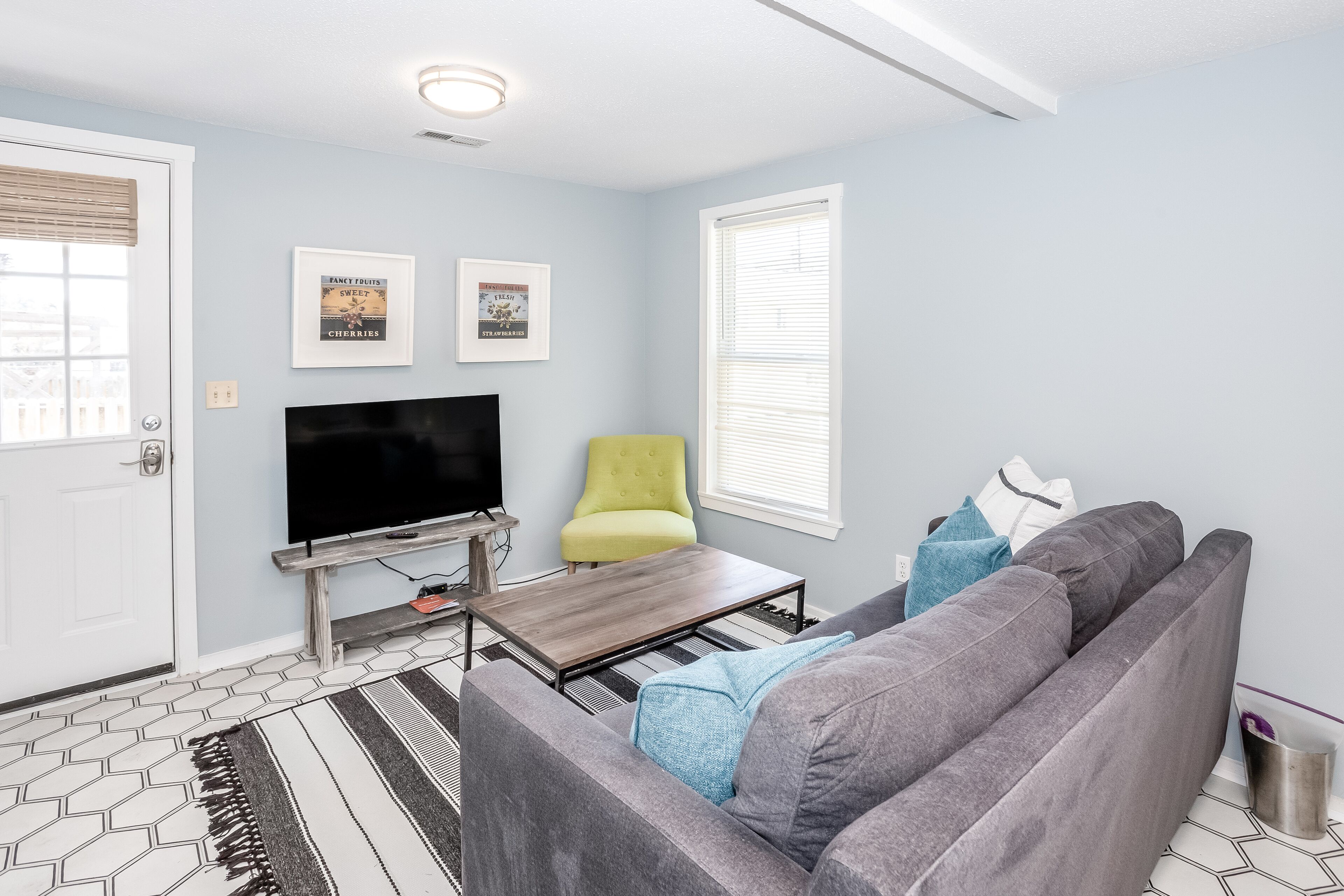 Dog-friendly duplex - 240' to beach - central AC, & WiFi