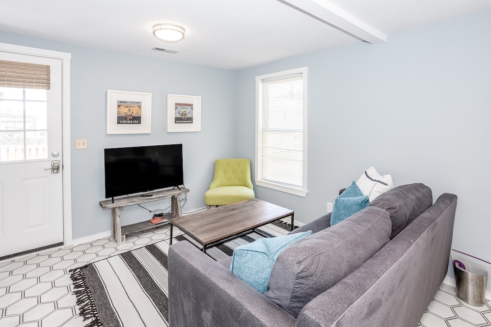 Dog-friendly duplex - 240' to beach - central AC, & WiFi
