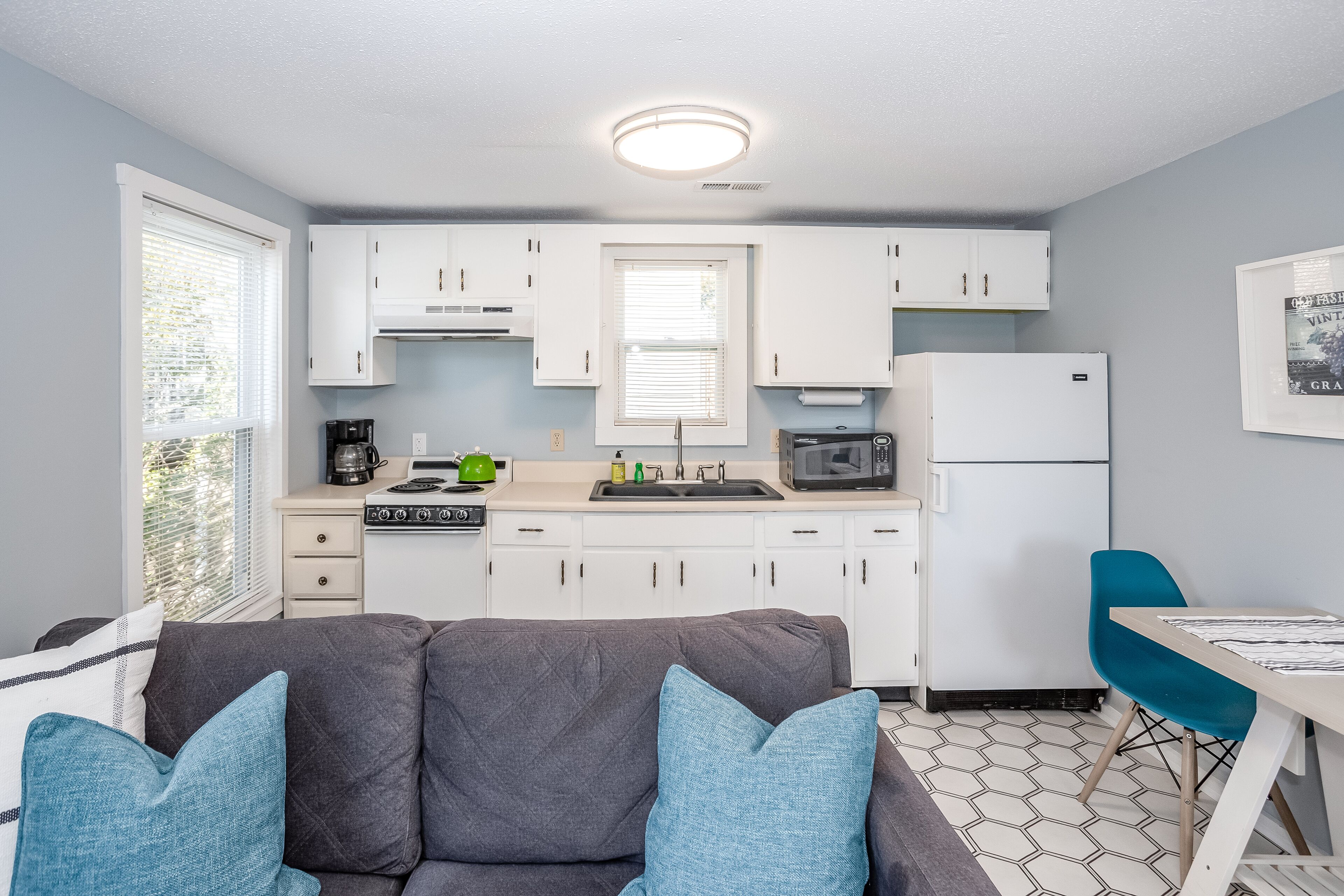 Dog-friendly duplex - 240' to beach - central AC, & WiFi