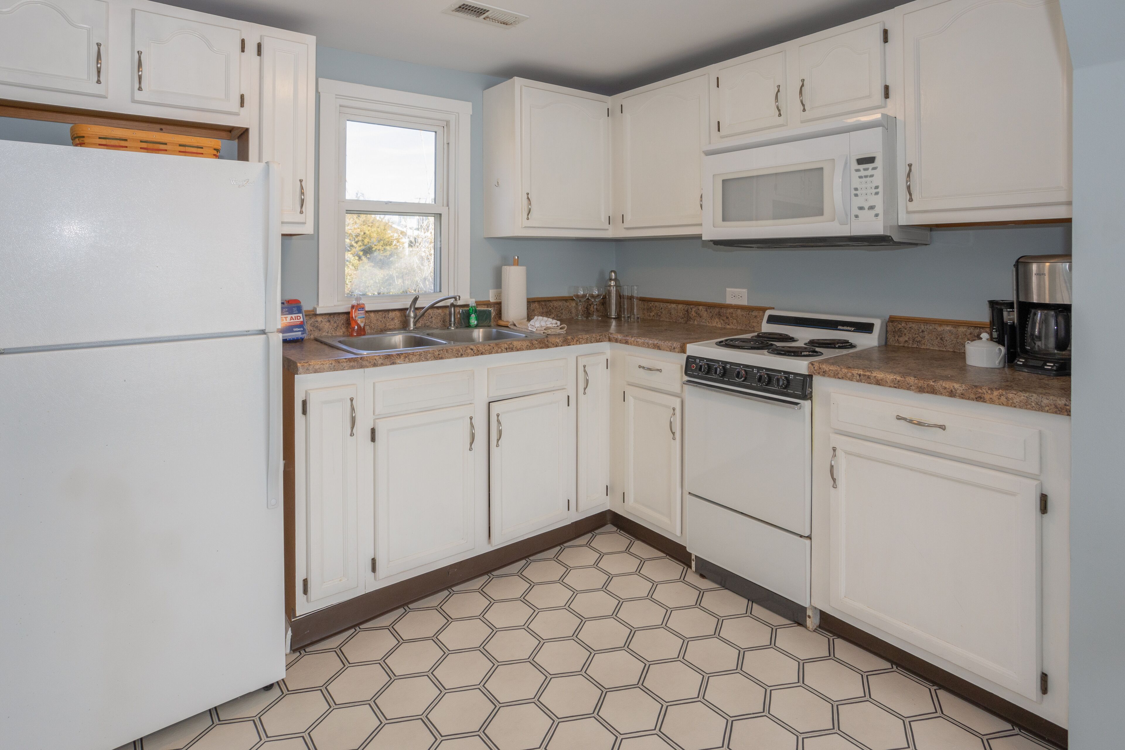 Duplex with central AC & WiFi - 240' to the beach- dog-friendly