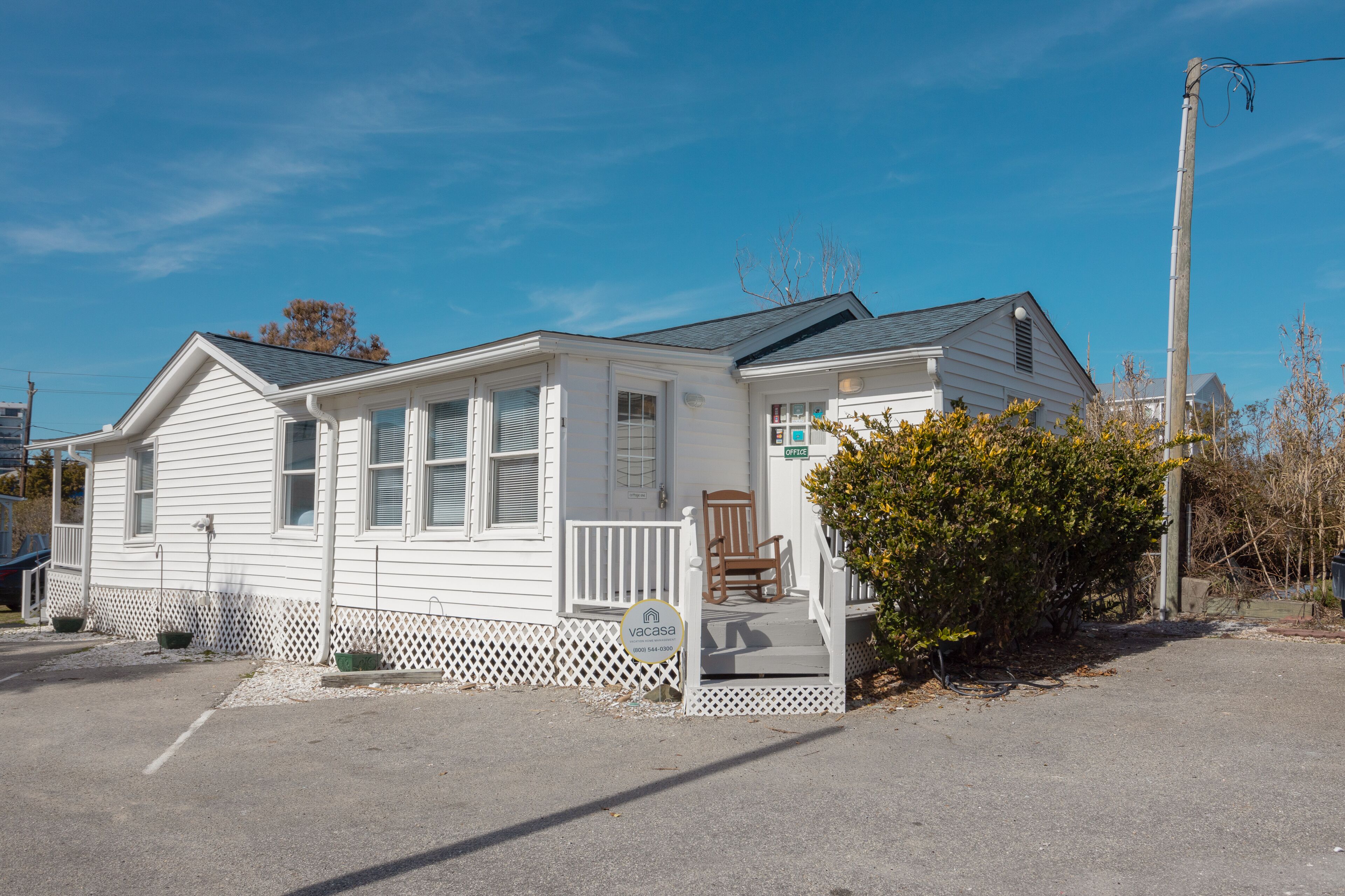 Duplex with central AC & WiFi - 240' to the beach- dog-friendly