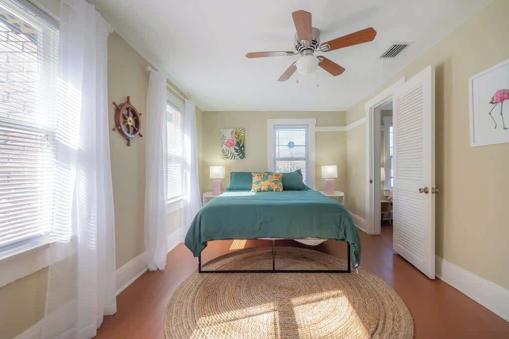 2 Schlafzimmer, Betten mit Memory-Foam-Matratzen, Bügeleisen/Bügelbrett