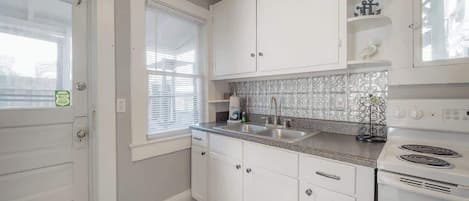 Full-size fridge, microwave, oven, stovetop