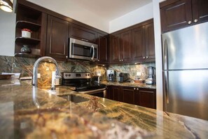 Kühlschrank, Mikrowelle, Ofen, Geschirrspüler