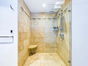 Douche, sèche-cheveux, serviettes fournies, shampoing