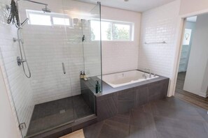 Dusche, Haartrockner, Shampoo