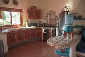 Kjøleskap, mikrobølgeovn, ovn og kokeplater