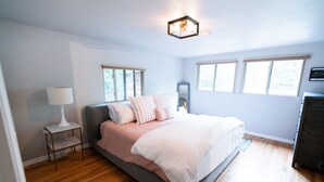 A bedroom with a bed, bedside tables, a lamp, and windows. - Cozy Turns- Vail/ Minturn Colorado (Minturn)