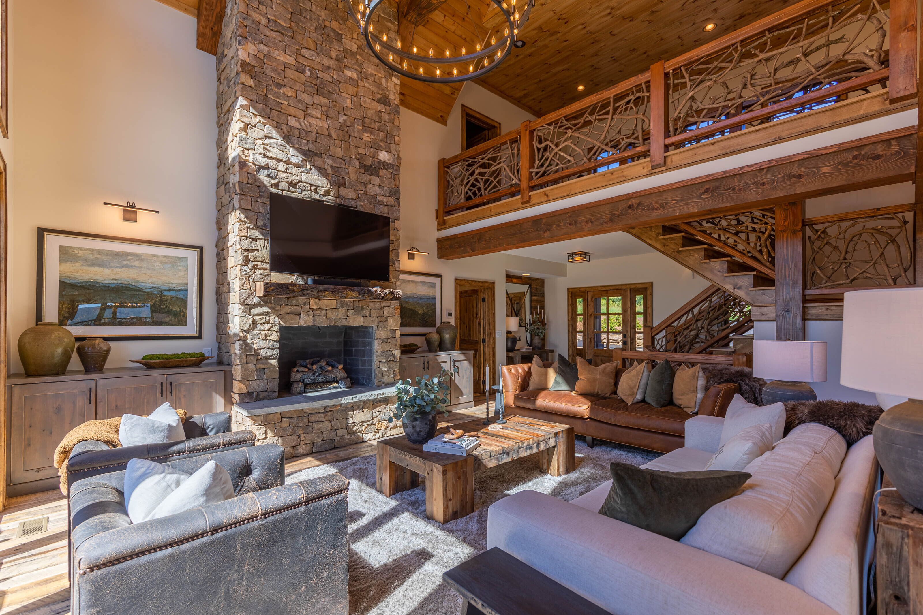 Almost Heaven- luxury home in Eagles Nest with hot tub, sunset views, pool table