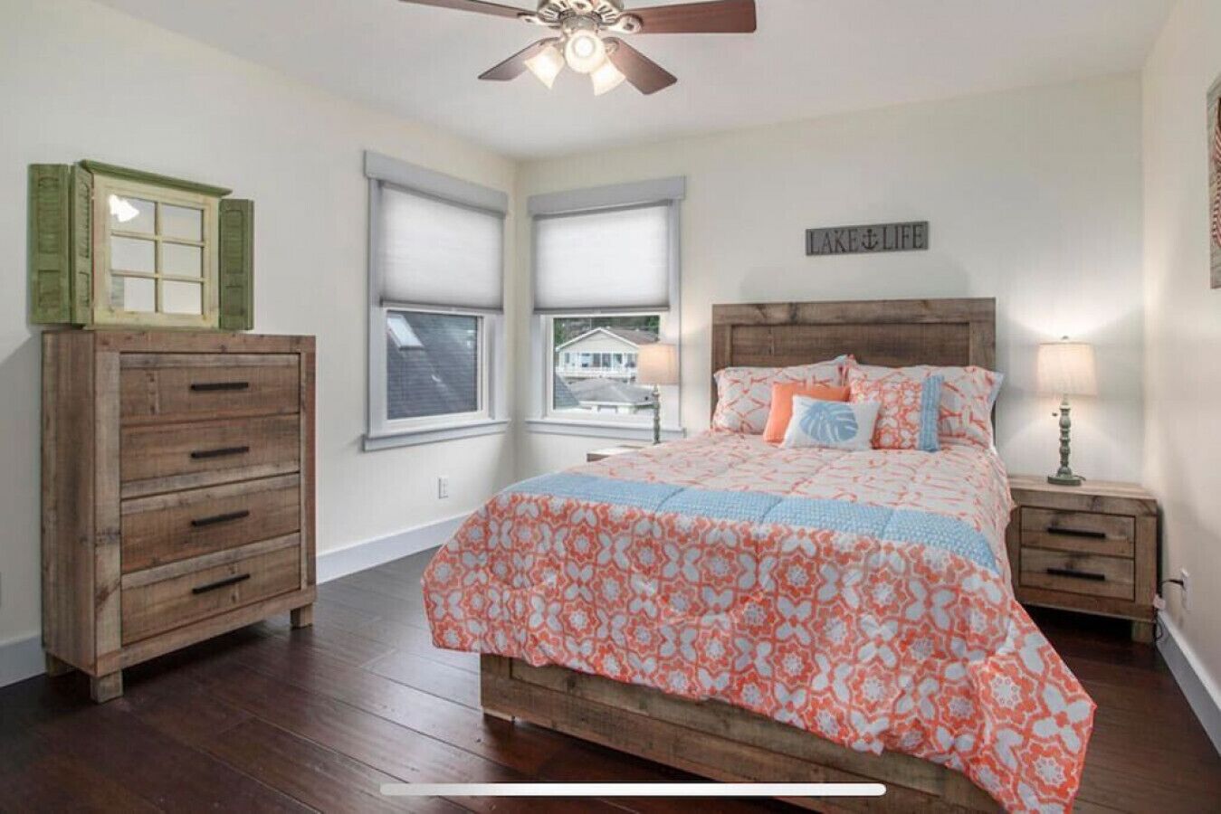 Cheerful Sister Lakes 4 BDR Lake Hse w/ Hot tub.