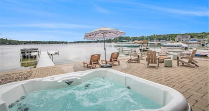 Cheerful Sister Lakes 4 BDR Lake Hse w/ Hot tub.