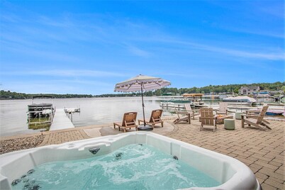 Cheerful Sister Lakes 4 BDR Lake Hse w/ Hot tub.