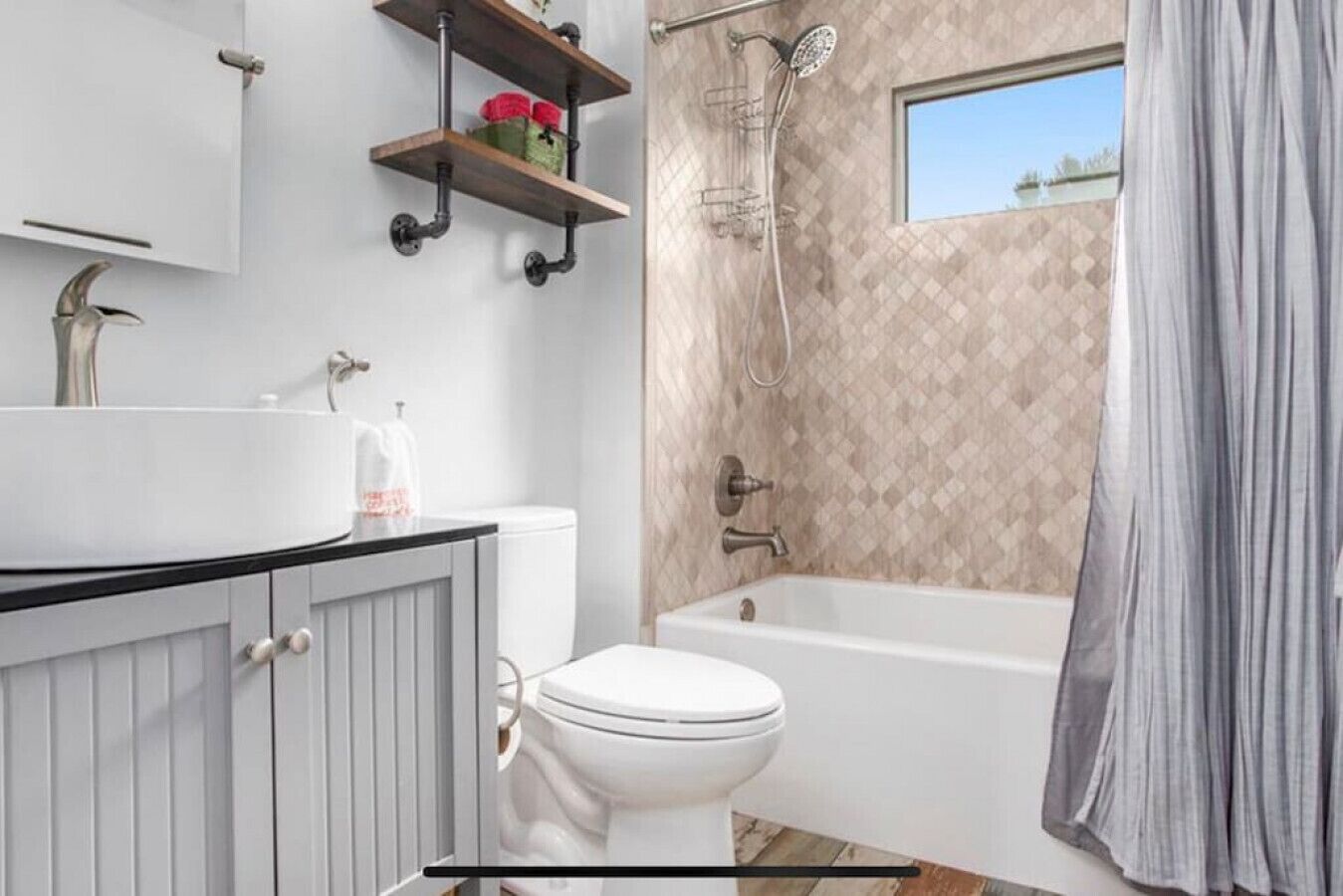 Cheerful Sister Lakes 4 BDR Lake Hse w/ Hot tub.