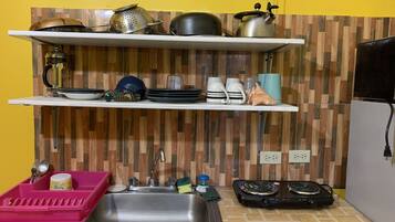 Réfrigérateur, micro-ondes, cafetière/bouilloire, grille-pain