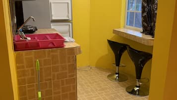 Réfrigérateur, micro-ondes, cafetière/bouilloire, grille-pain