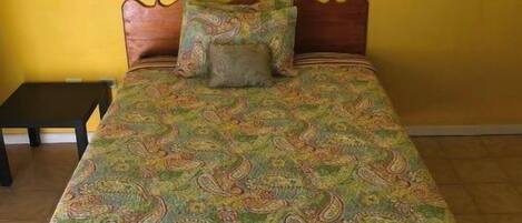 1 chambre, coffre-fort, fer et planche Ă repasser