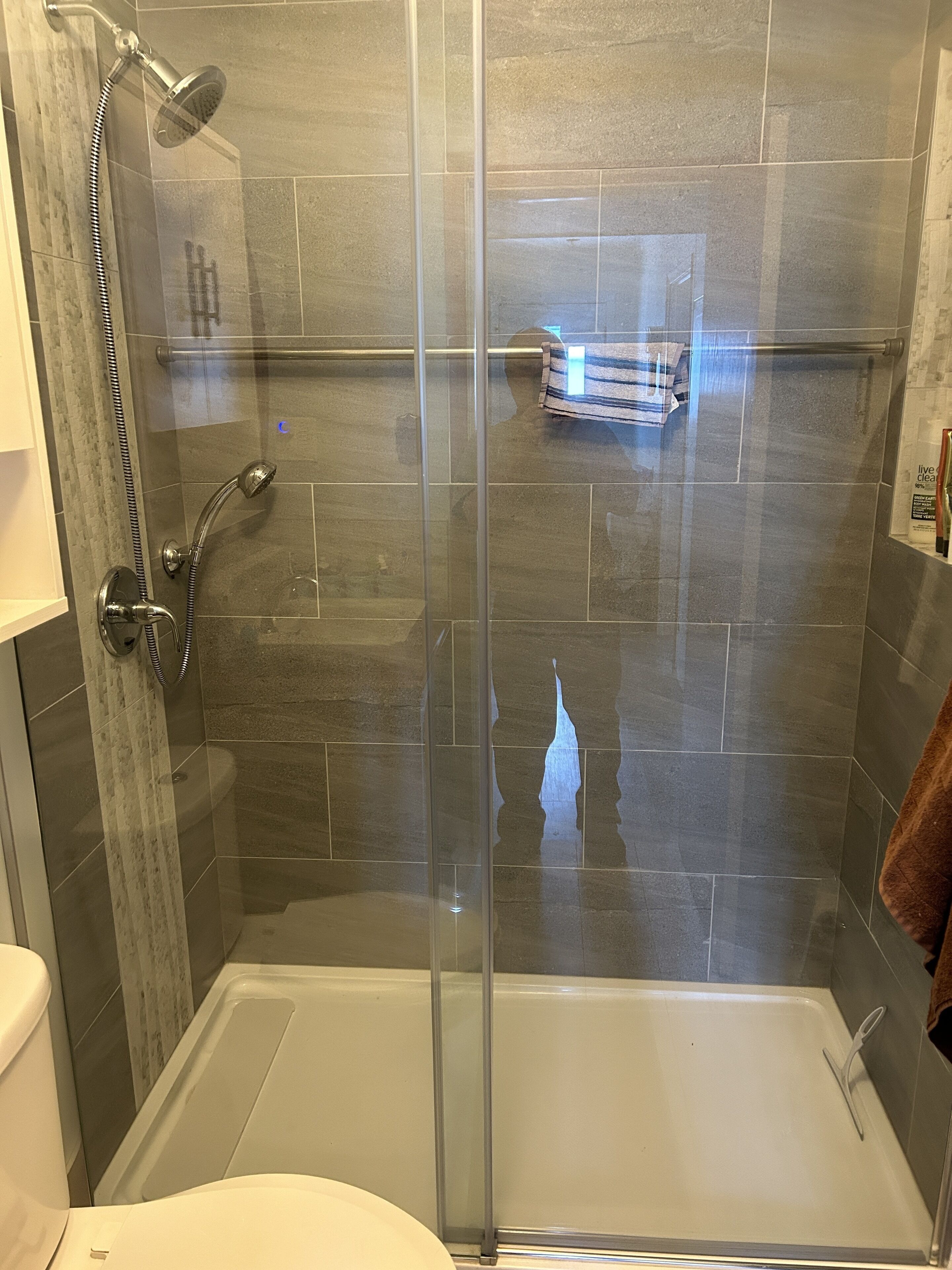 Douche, sèche-cheveux, serviettes fournies, papier toilette