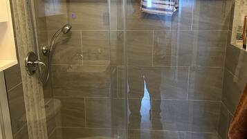 Dusche, Haartrockner, HandtĂŒcher, Toilettenpapier