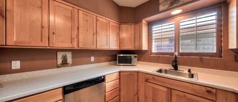 ثلاجة، ميكروويف، فرن، موقد طهي مسطح