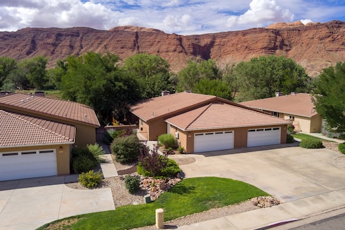 Private Spa | Art Lover's Dream | Pool | Garage | Close to Parks | C401