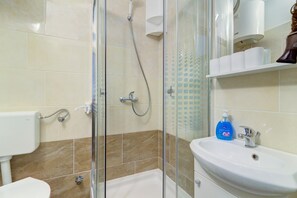 Ducha, secador de pelo, toallas