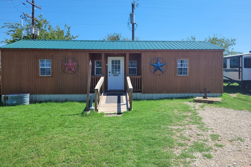 Safari-ish Cabin Getaway in Jacksboro