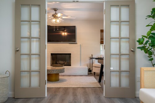 Beachie Cottage with luxury Spa, steps to the beach.