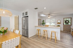 Dining - Beachie Cottage with luxury Spa, steps to the beach. (St. Augustine)