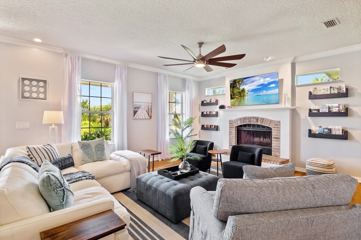 Una televisión, una chimenea, libros