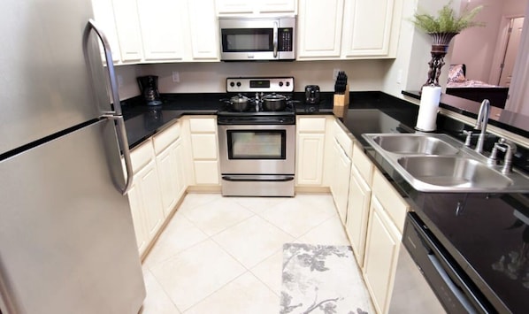 冰箱、微波炉、烤箱、炉灶