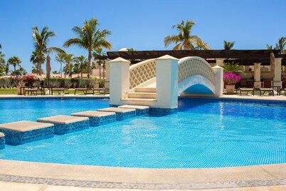 Spring Savings! Chic Beach Condo / Prime San José Hotel Zone Location.