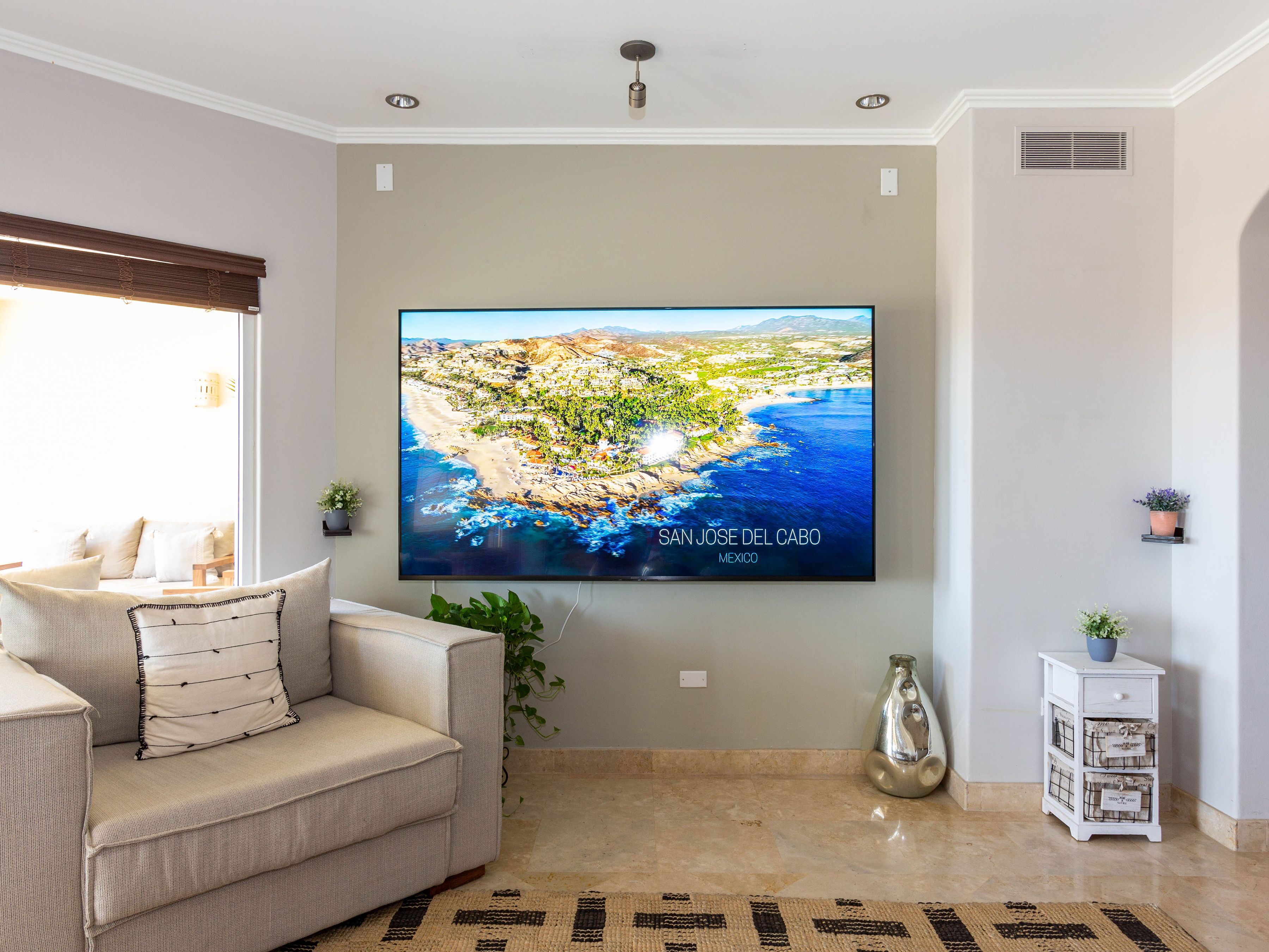 Autumn Escape!! Seaside condo nestled on the Hotel Zone & Ocean front