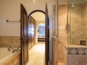 Badewanne, Haartrockner, Handtücher, Seife