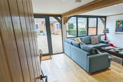 Hawks Barn: New getaway barn with stunning views.