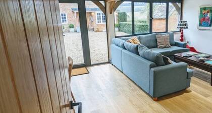 Hawks Barn: New getaway barn with stunning views.