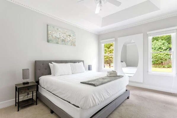 4 habitaciones, tabla de planchar con plancha y cuna de viaje 