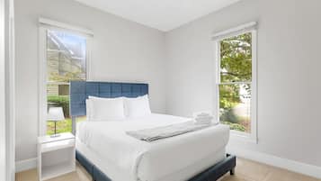 4 quartos, ferros/tábuas de passar roupa, berço de viagem