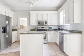 ثلاجة، ميكروويف، فرن، موقد طهي مسطح