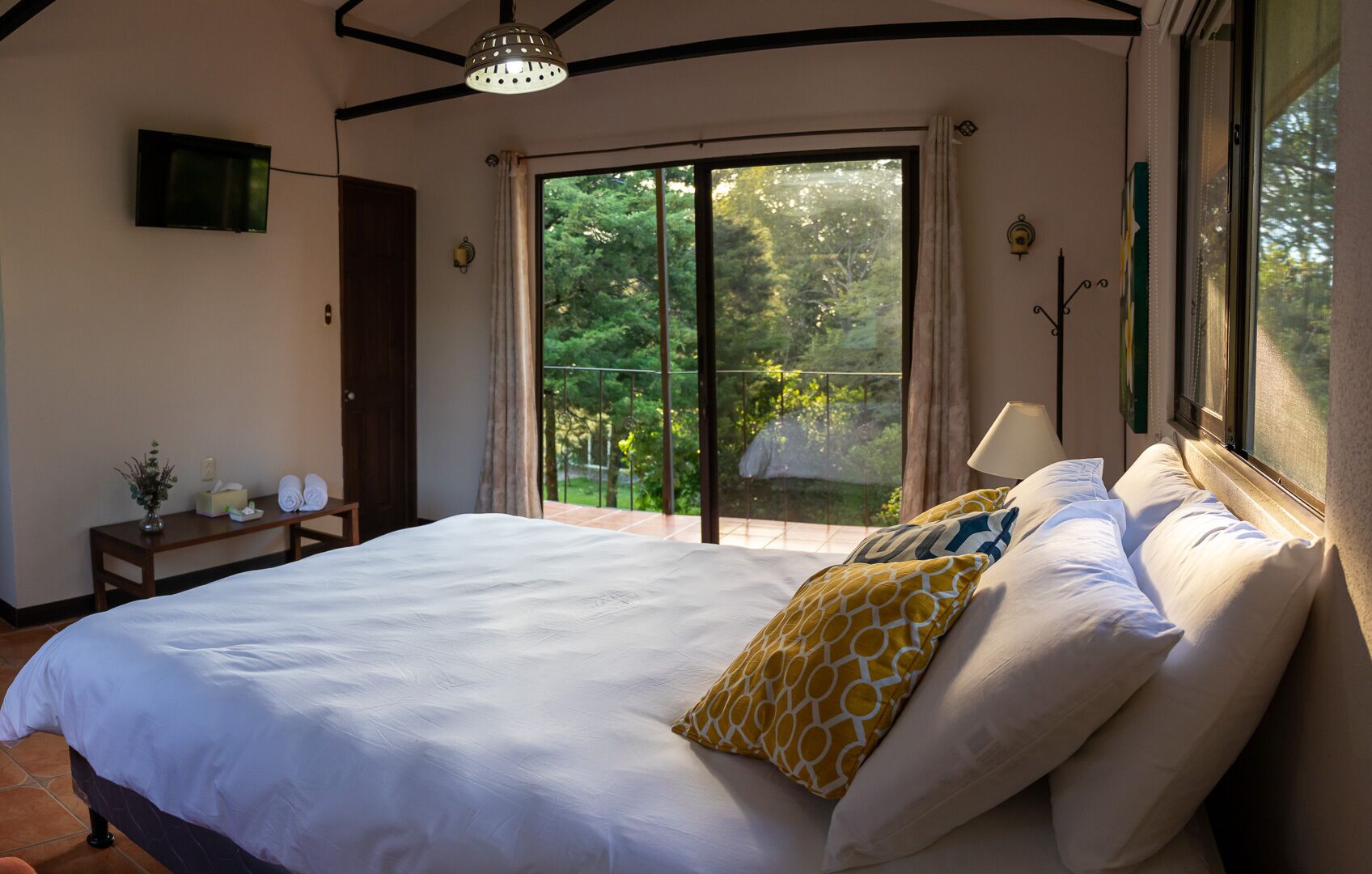 Standard Double Room | Minibar, in-room safe, laptop workspace, soundproofing