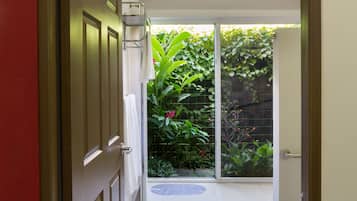 Deluxe Double or Twin Room | Bathroom