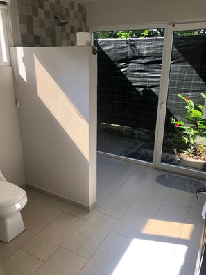 Habitación Deluxe con 1 cama doble o 2 individuales | Baño | Cabezal de ducha tipo lluvia y artículos de higiene personal gratuitos