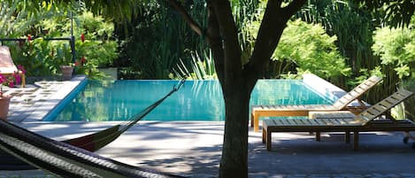 Una piscina al aire libre