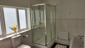 House | Bathroom | Shower, deep soaking tub, hair dryer, towels - Victoria Heights - Beautiful 3-bed in Gillingham K (Gillingham)
