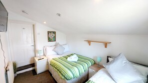 3 bedrooms, iron/ironing board, free WiFi, bed sheets - Victoria Heights - Beautiful 3-bed in Gillingham K (Gillingham)