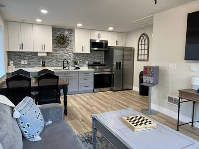 Guest Suites -1998 #4 Peaceful 1 bedroom 1 bath Suite