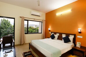 客室ごとに異なるインテリア、デスク、遮光カーテン、アイロン / アイロン台