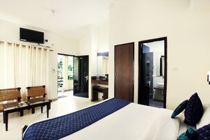 Muebles diferentes, escritorio y cortinas blackout