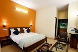Muebles diferentes, escritorio y cortinas blackout 