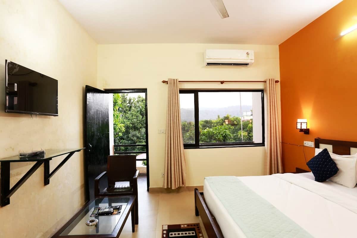 Deluxe Double Room | 1 bedroom, individually furnished, desk, blackout drapes
